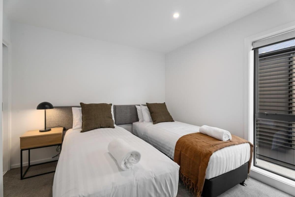 Alps And Lake Retreat Wanaka Albert Town Exterior photo